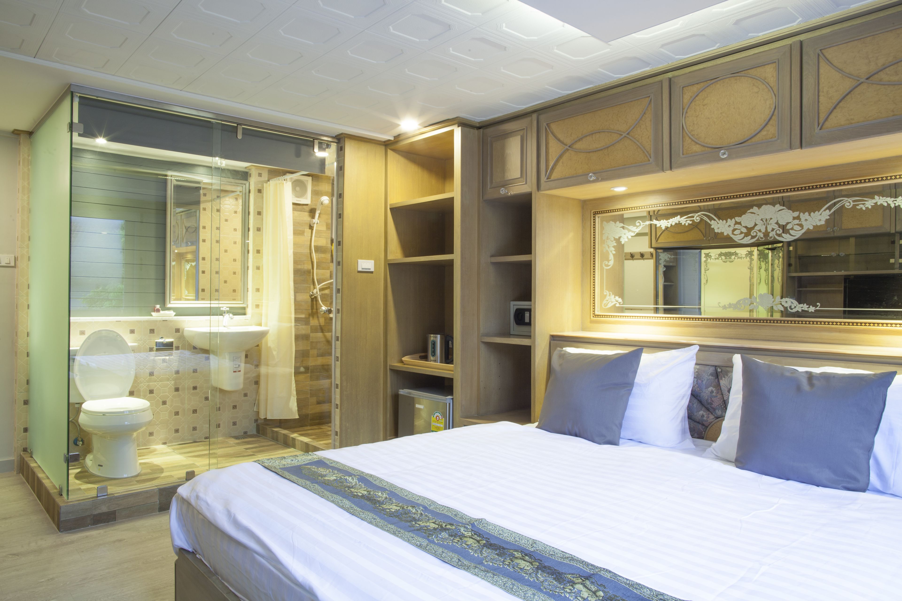 Deluxe Room | Premium bedding, in-room safe, individually decorated, desk