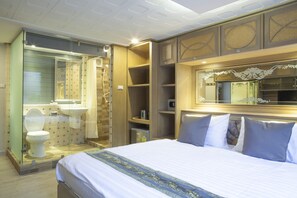 Premium bedding, in-room safe, individually decorated, desk - Golden Mountain Hostel (Bangkok)