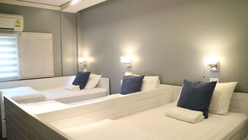 Family 4 beds Room | Roupas de cama premium, cofres nos quartos, individualmente decorados