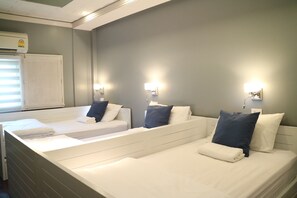 Ropa de cama de alta calidad y caja de seguridad en la habitación