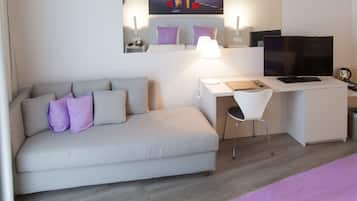 Frigobar, cofres nos quartos, escrivaninha