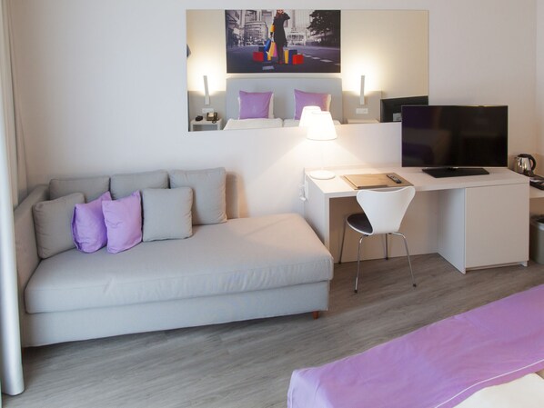 Minibar, coffres-forts dans les chambres, bureau