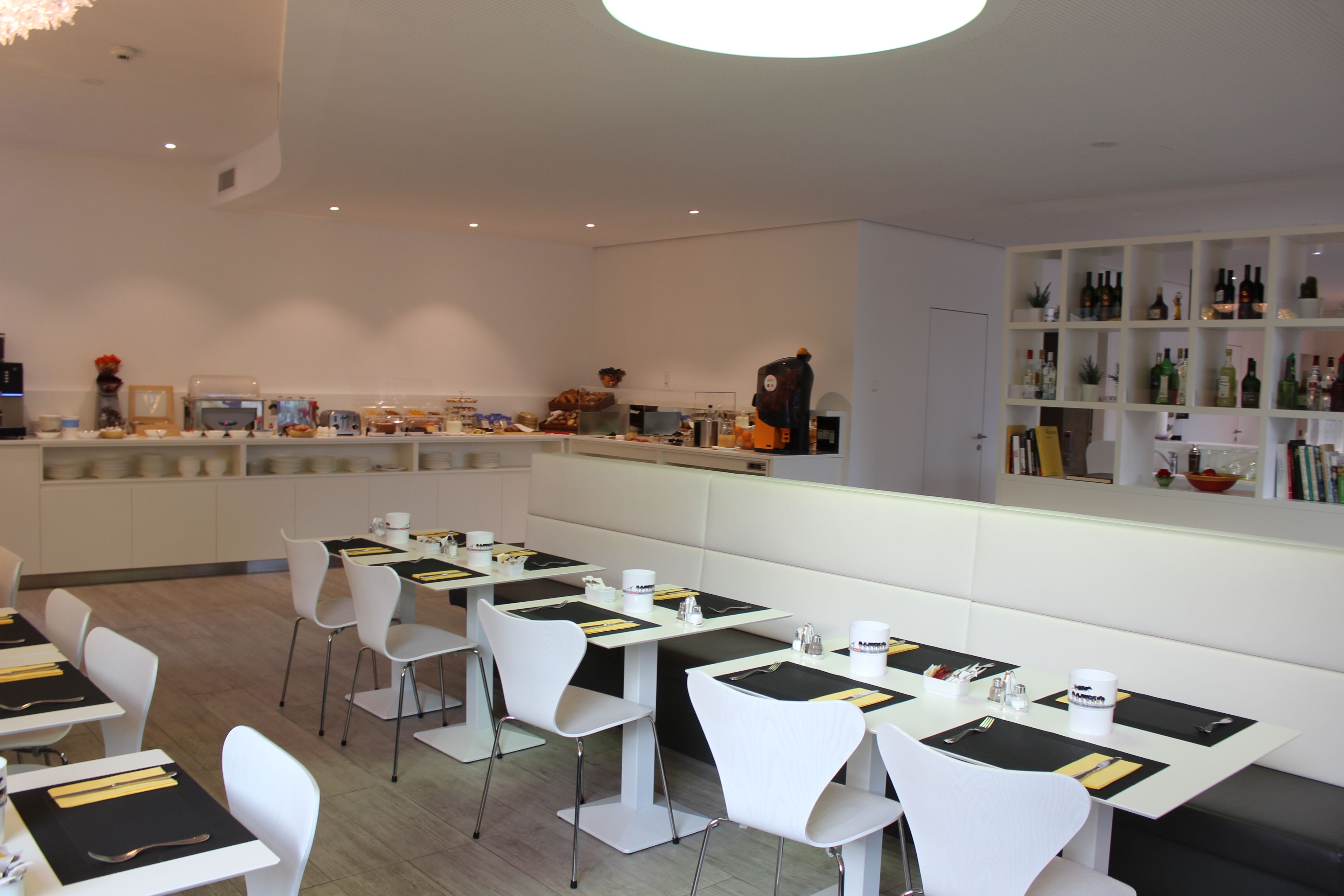 朝食 (ビュッフェ)、毎日提供 (1 名様 23 CHF)