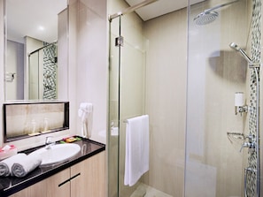 Shower, rainfall showerhead, free toiletries, hair dryer