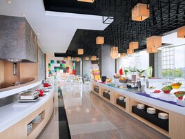 供应早餐、午餐和晚餐，国际美食