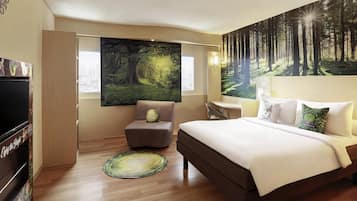 Familiekamer, toegankelijk voor mindervaliden (The Jungle) | Een minibar, een kluis op de kamer, een bureau, een laptopwerkplek