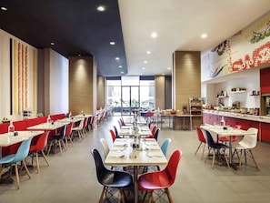 Bữa sáng buffet hàng ngày với phụ phí nhỏ 