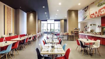 Serveert ontbijt, lunch en diner