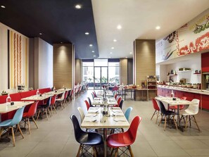 Breakfast, lunch and dinner served - Ibis Jakarta Harmoni (Jakarta)