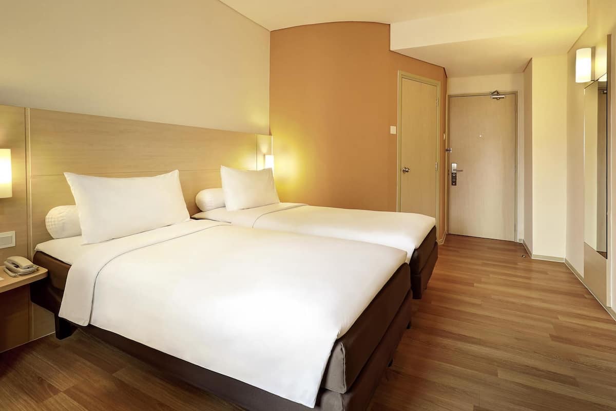 Quarto standard, 2 camas de solteiro | Frigobar, cofres nos quartos, escrivaninha