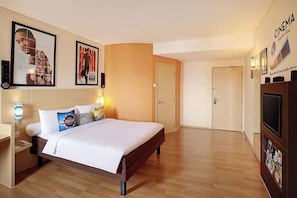 Habitación familiar, accesible para personas con discapacidad (The Jungle) | Minibar, caja fuerte, escritorio y espacio para trabajar con un portátil