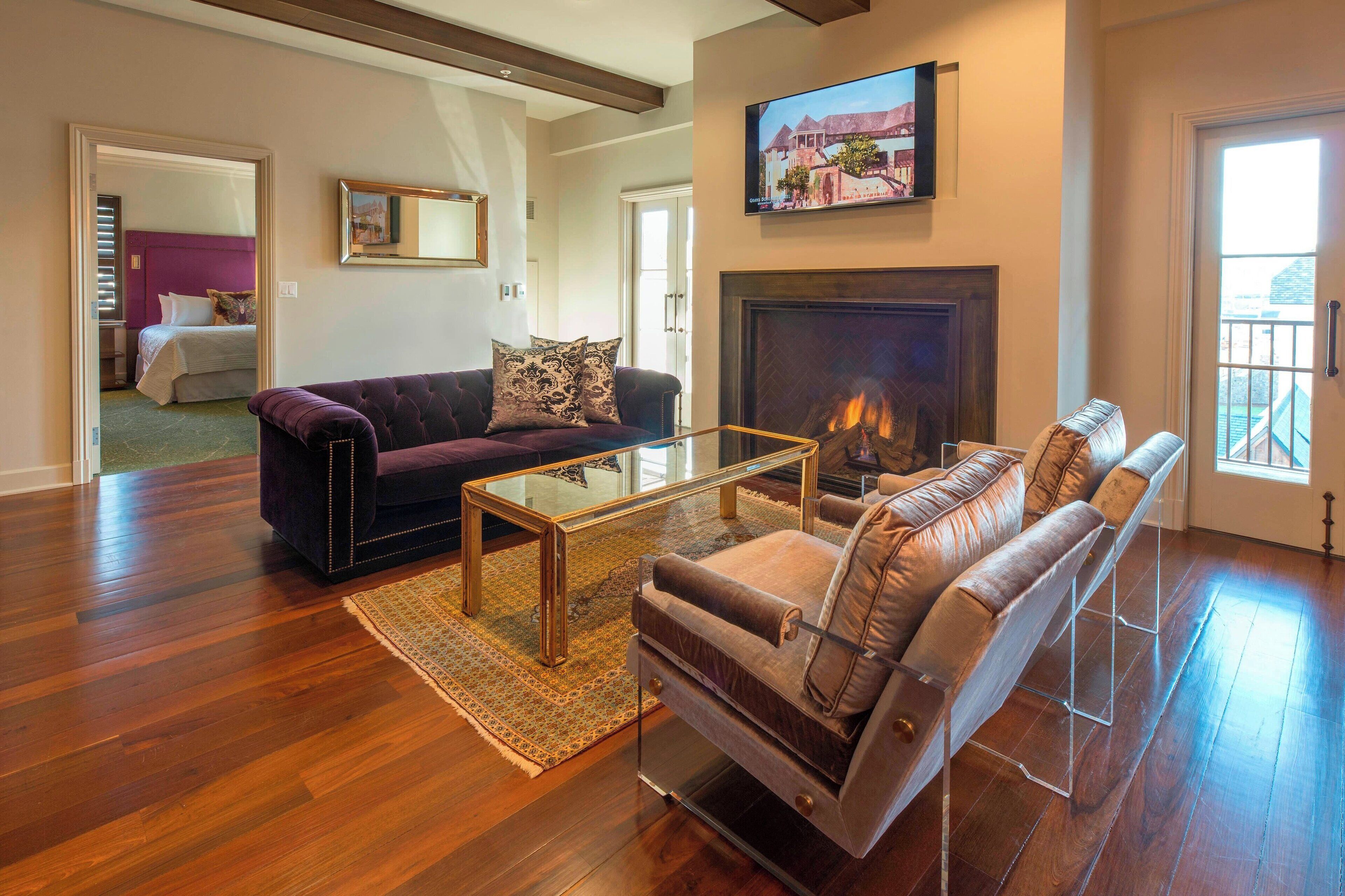 grand suite, 2 bedrooms, fireplace | living room | flat-screen tv