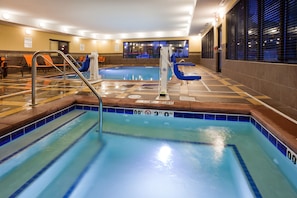 Indoor pool - Holiday Inn Express & Suites Davenport by IHG (Davenport)