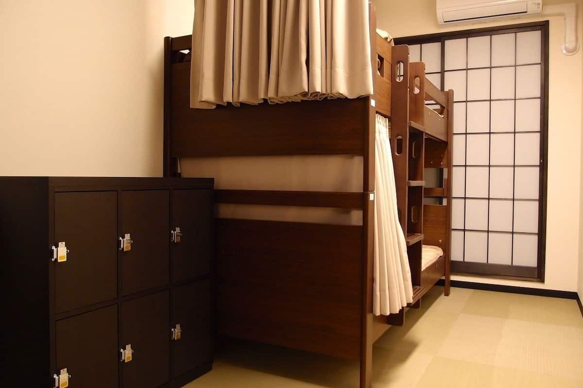 Cofres nos quartos, cortinas blackout, Wi-Fi de cortesia