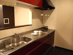 Full-size fridge, microwave, stovetop, electric kettle - SPACE HOSTEL TOKYO (Tokyo)