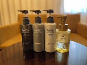 Four bottles of Prédia hair care products on a wooden table. - Laguna Suite Hotel & Wedding Shin-Yokohama (Yokohama)