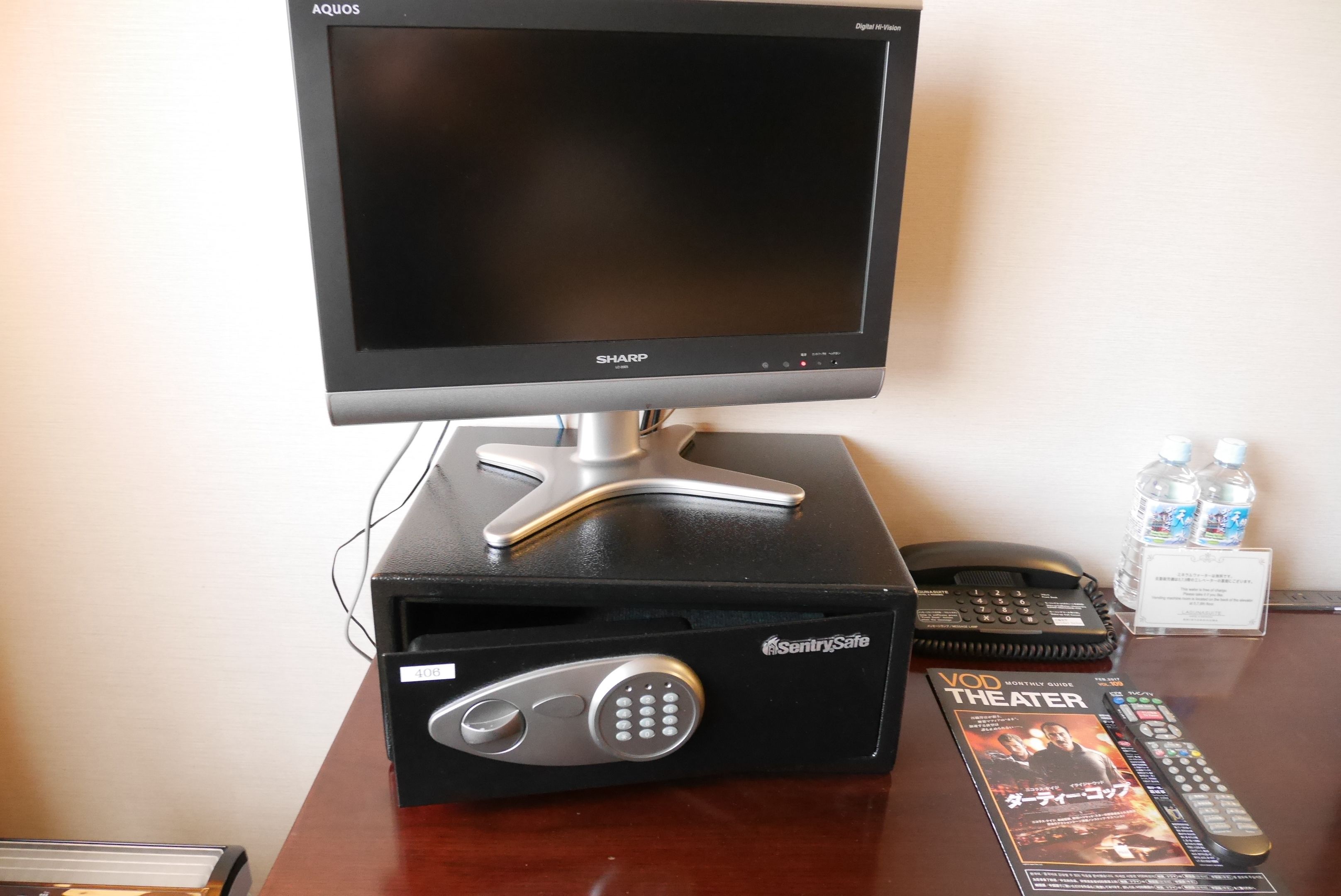 moderate twin room | safe