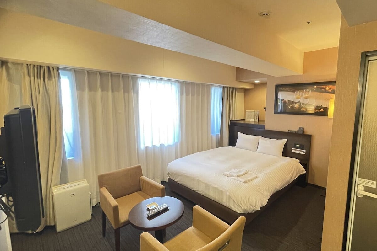 In-room safe, desk, iron/ironing board (on request), free WiFi