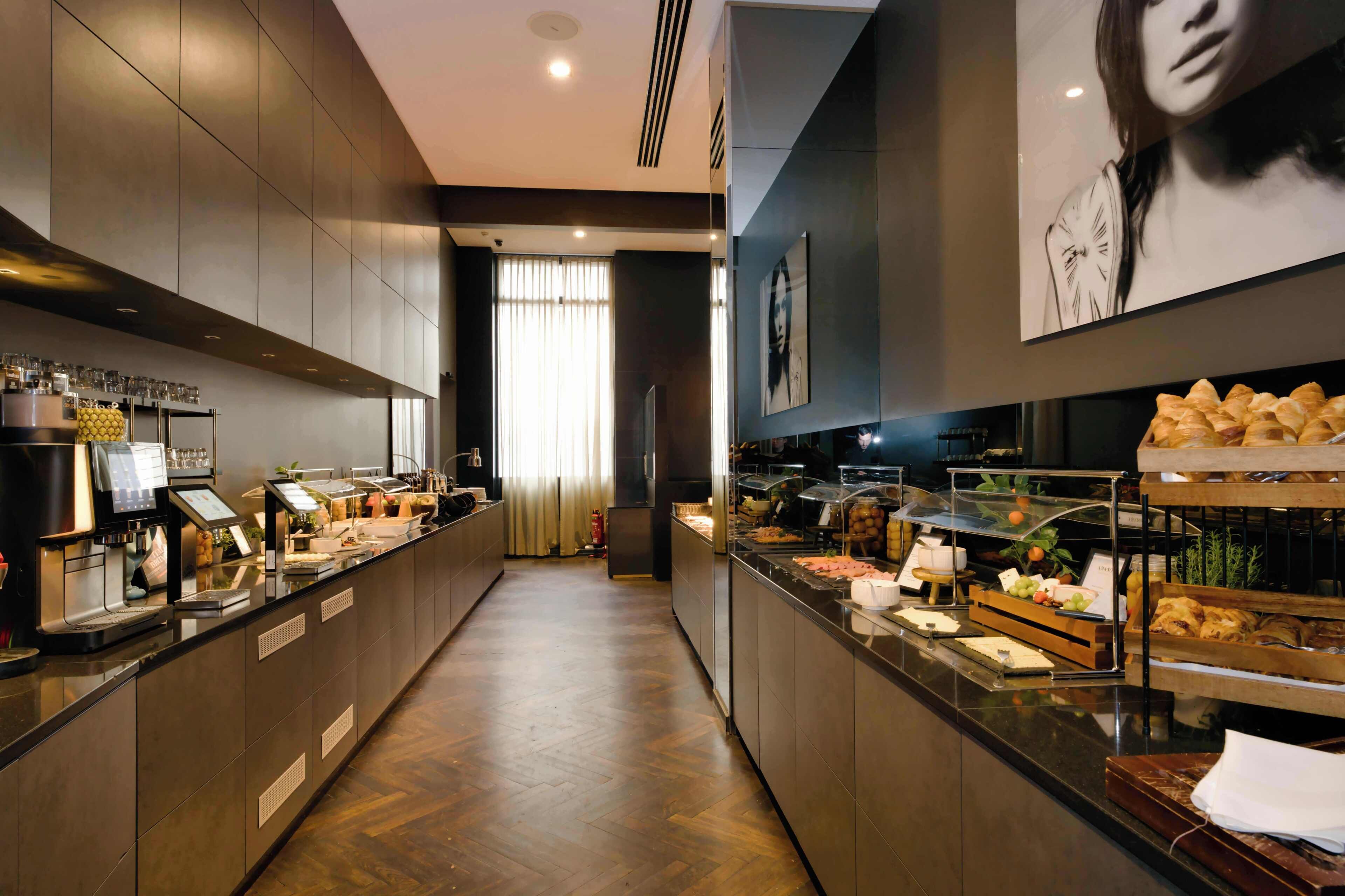 Desayuno buffet diario (EUR 19 por persona)