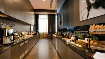 Desayuno buffet diario (EUR 19 por persona)