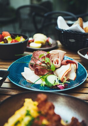 Bữa sáng buffet hàng ngày (19 EUR/mỗi người)