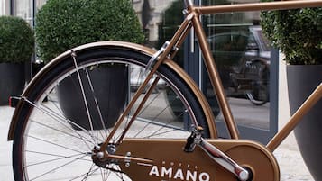 Una bicicleta antigua con sillín de cuero y el nombre de la marca "AMANO" visible en el cuadro.