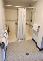 Bañera con ducha, artículos de tocador gratuitos, secador de pelo