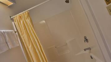 Combined shower/tub, free toiletries, hair dryer, towels