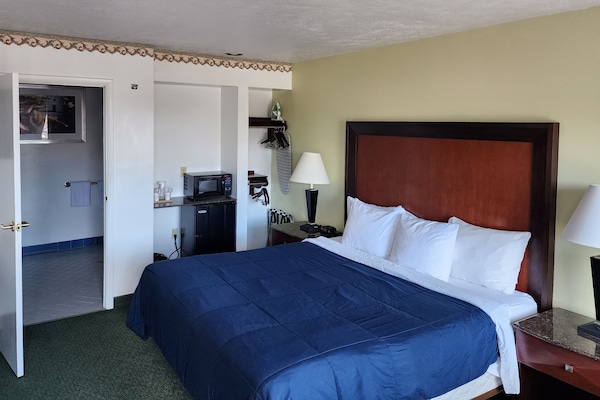 Standard Room, 1 King Bed, Accessible | Desk, laptop workspace, iron/ironing board, free WiFi