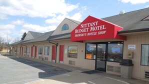 A motel with a red sign reading "Nittany Budget Motel Brewsky's Bottle Shop". - Nittany Budget Motel (State College)