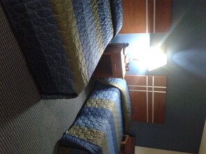 Standardzimmer, 2 Doppelbetten, Nichtraucher | Bügeleisen/Bügelbrett, Zustellbetten, kostenloses WLAN, Bettwäsche