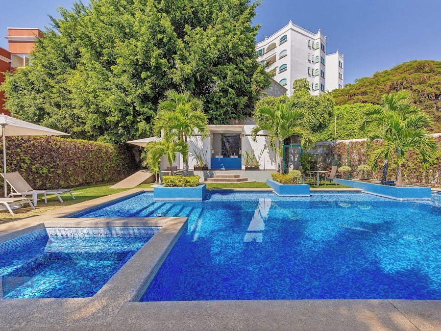 Una piscina al aire libre