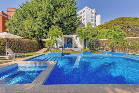Una piscina al aire libre. One Cuernavaca