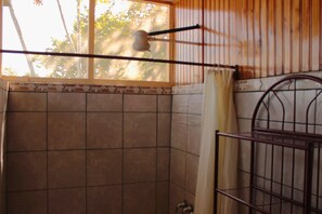 Shower, rainfall showerhead, hair dryer, towels - Casa Horizontes Corcovado (Drake Bay)