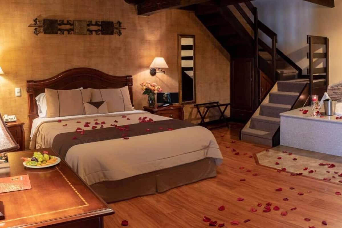 family room | 1 bedroom, minibar, desk, free wifi