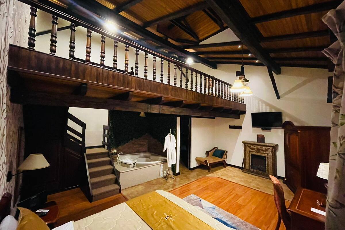 family room | 1 bedroom, minibar, desk, free wifi