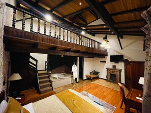 Family Room | Minibar, desk, free WiFi, bed sheets - San Juan Hotel (Cuenca)