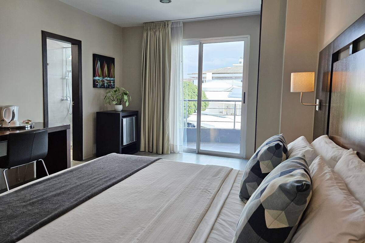 executive room | premium bedding, minibar, in-room safe, soundproofing
