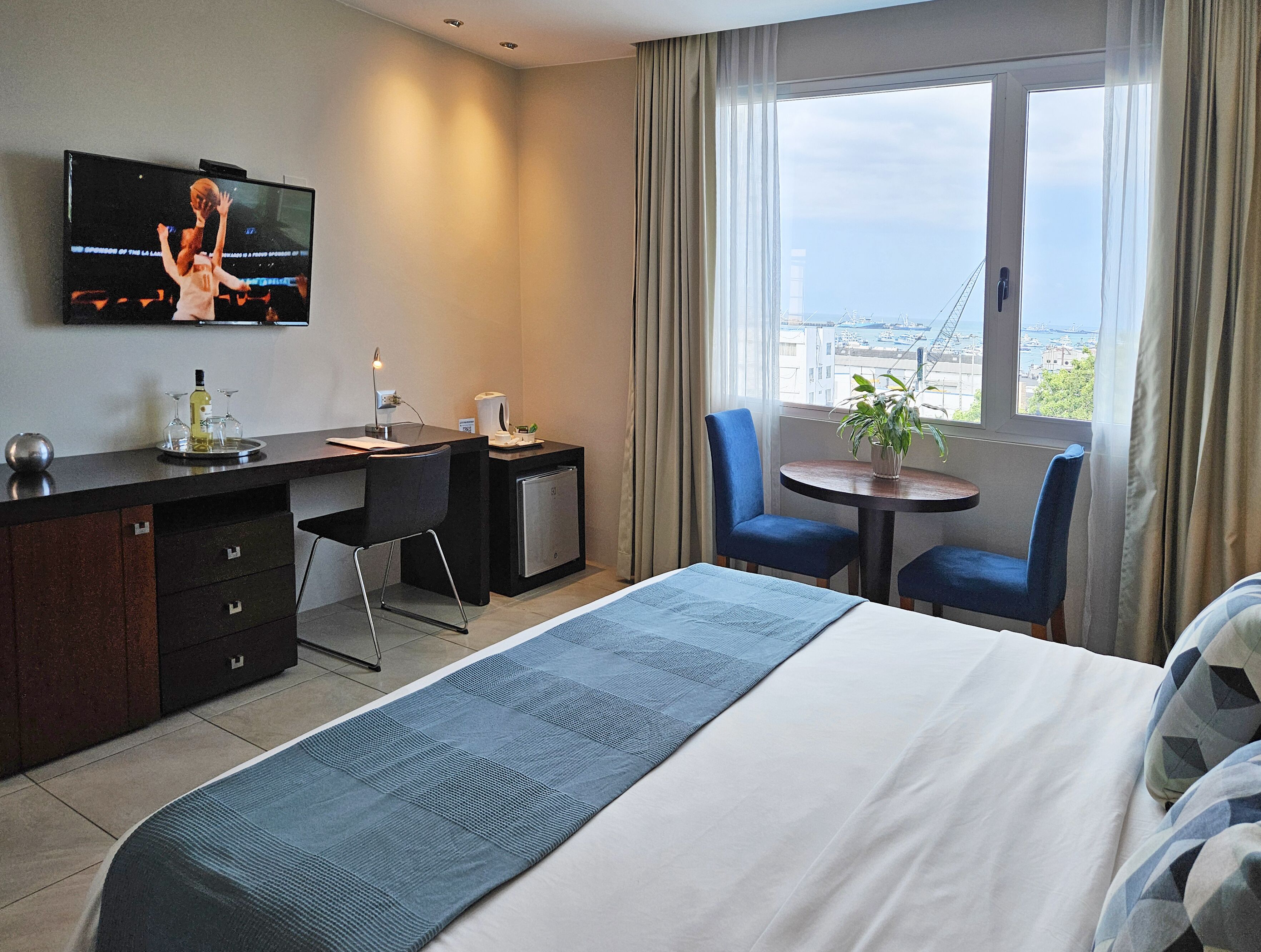 king room harbour view | premium bedding, minibar, in-room safe, soundproofing