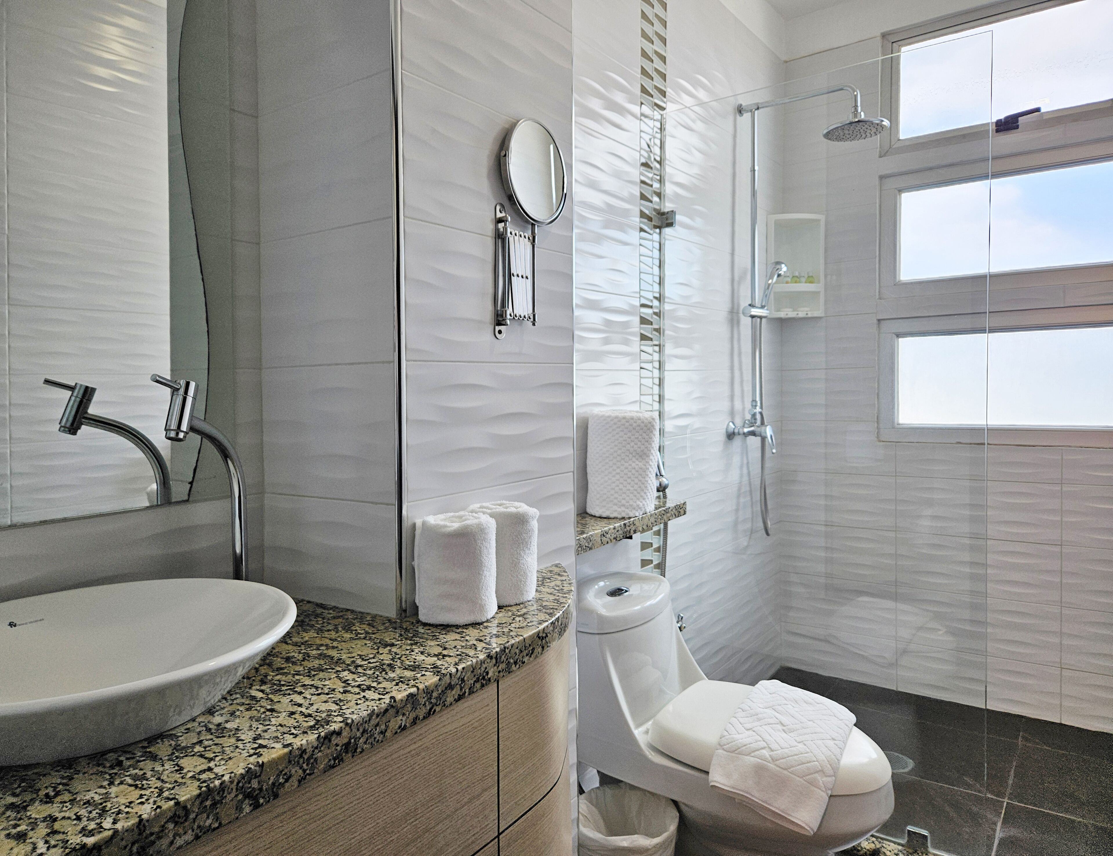 king room harbour view | bathroom | free toiletries, towels