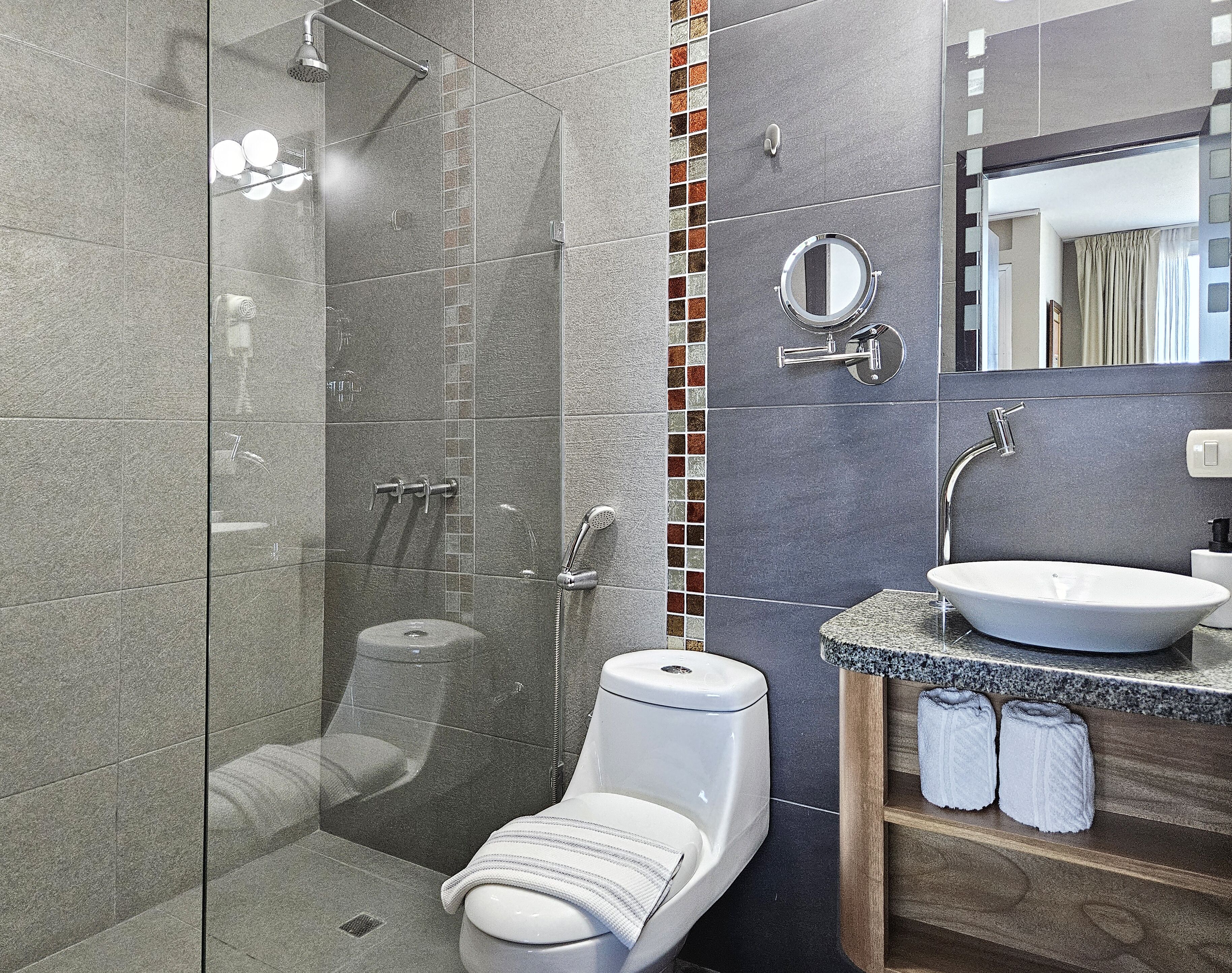 free toiletries, towels