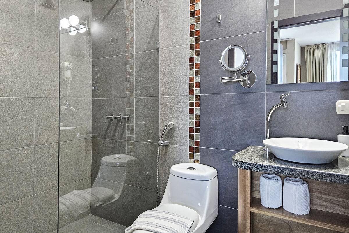 free toiletries, towels