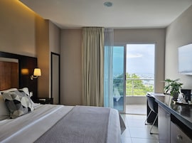 King Room Balcony and Harbour View | Roupas de cama premium, frigobar, cofres nos quartos