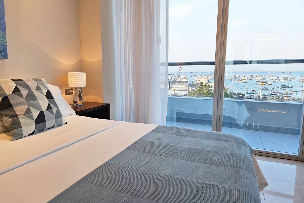 panoramic studio suite | premium bedding, minibar, in-room safe, soundproofing