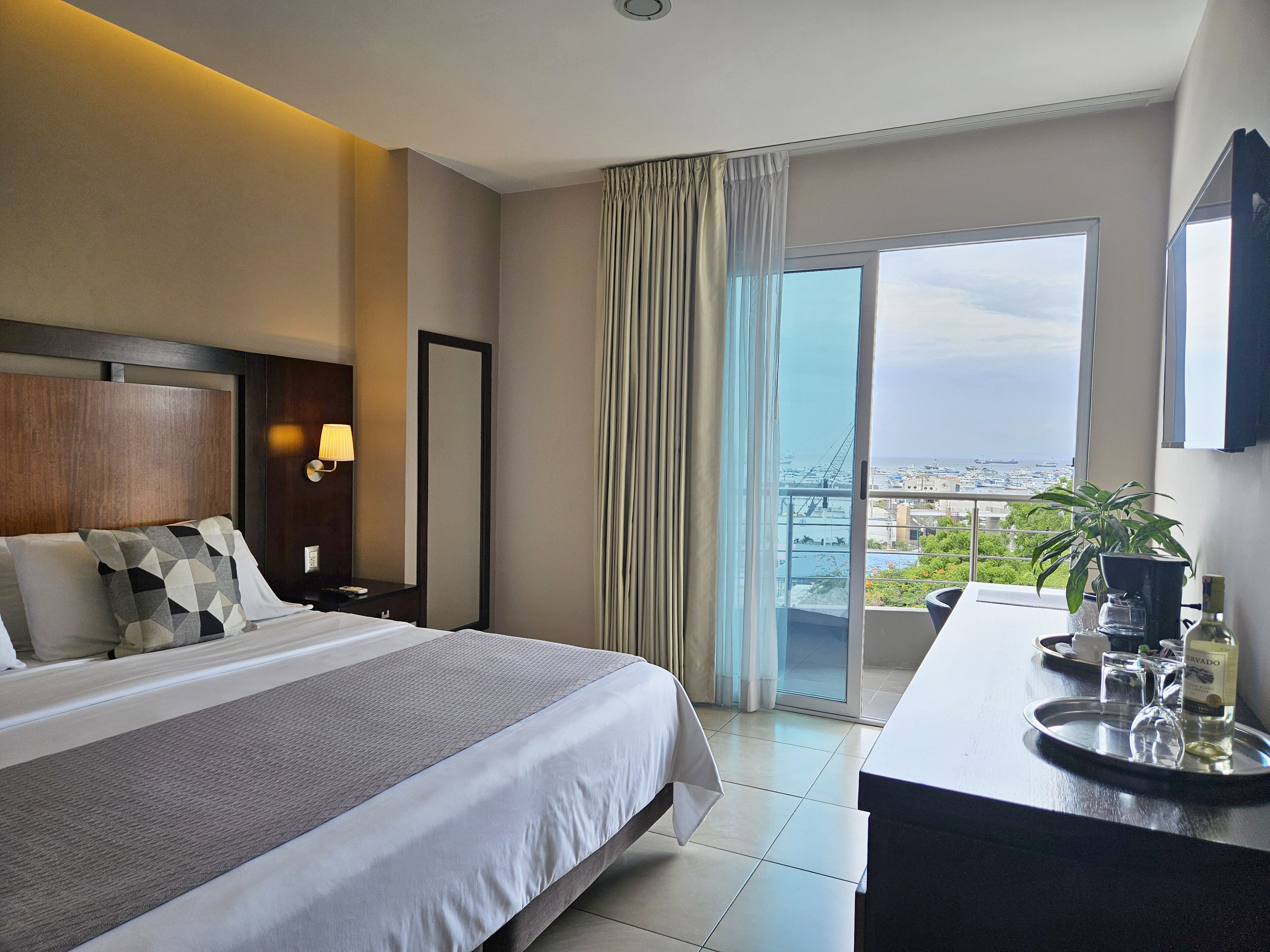 King Room Balcony and Harbour View | Roupas de cama premium, frigobar, cofres nos quartos