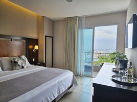 King Room Balcony and Harbour View | 高档床上用品、迷你吧、客房内保险箱、隔音