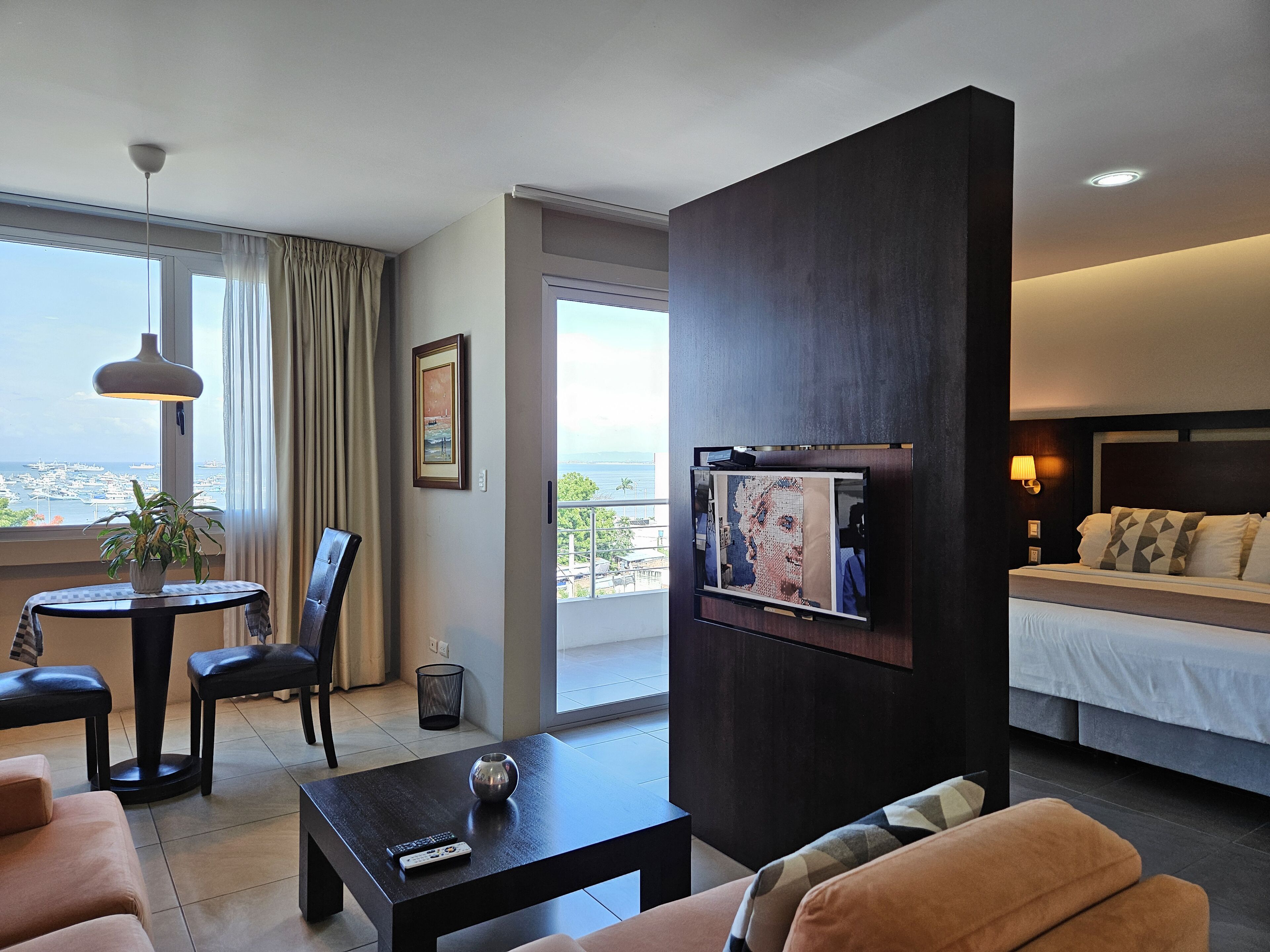 free toiletries, towels