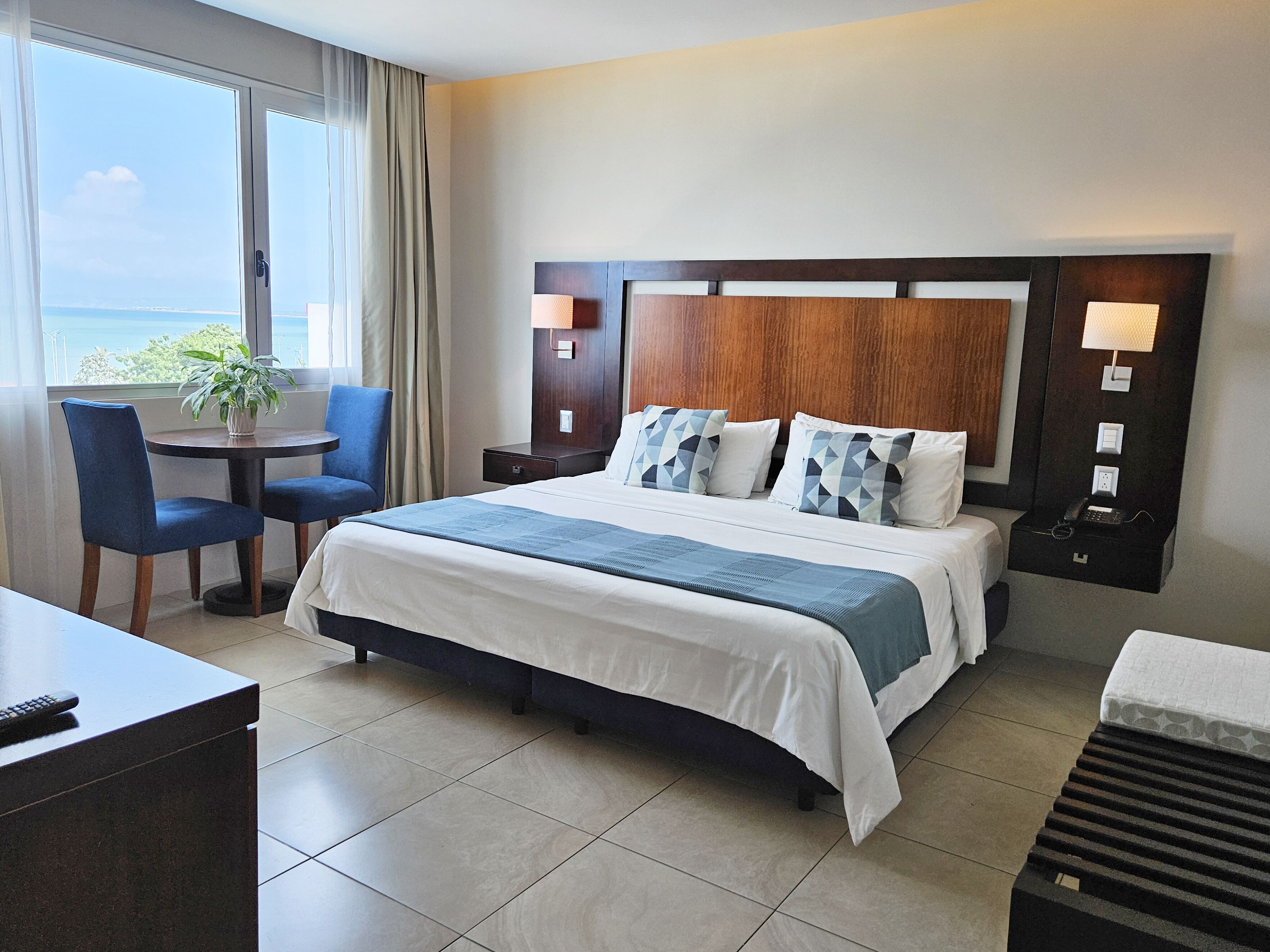 king room harbour view | premium bedding, minibar, in-room safe, soundproofing