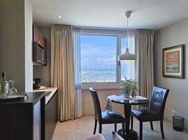 Ropa de cama de alta calidad y minibar 