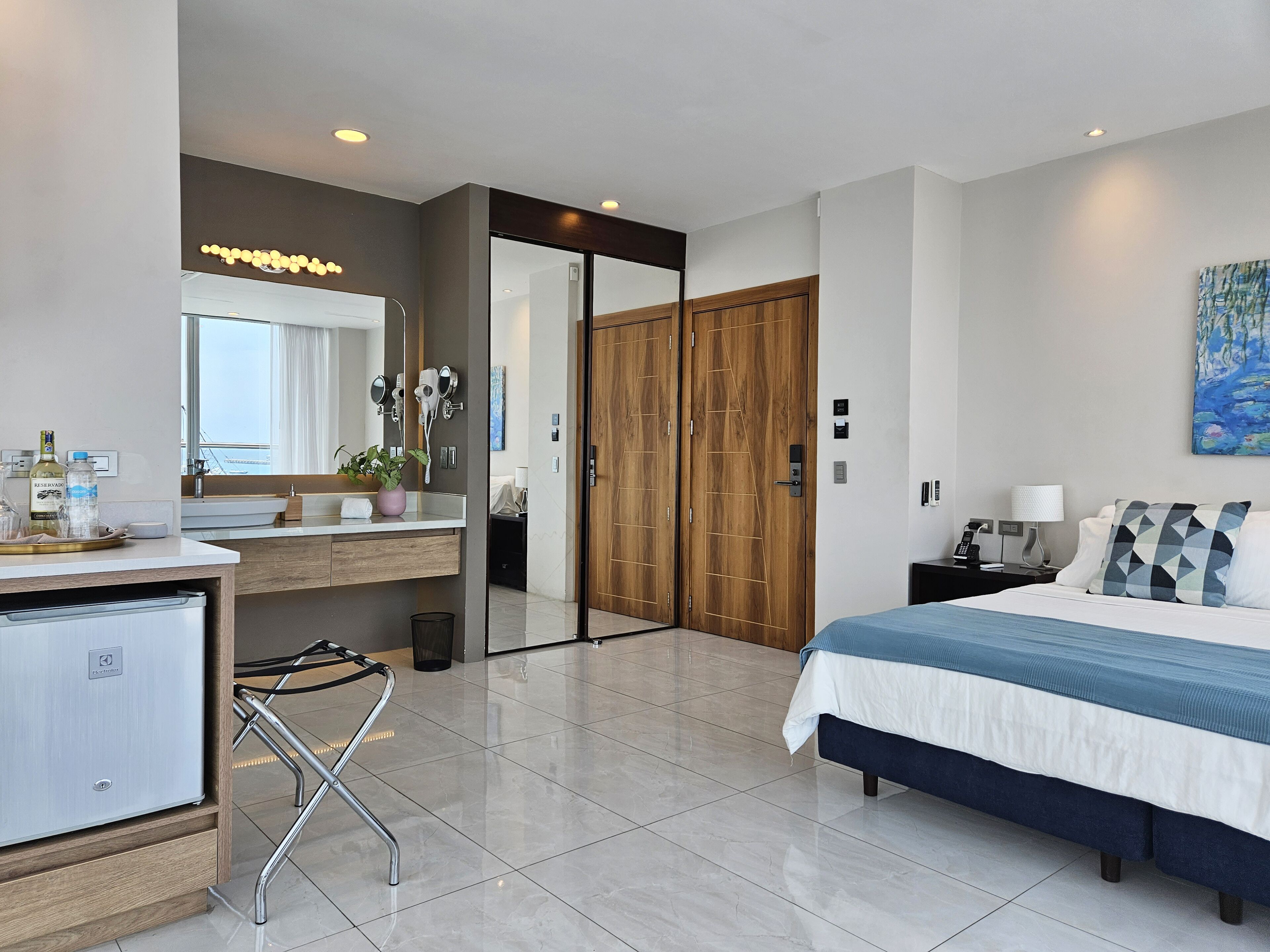 panoramic studio suite | premium bedding, minibar, in-room safe, soundproofing